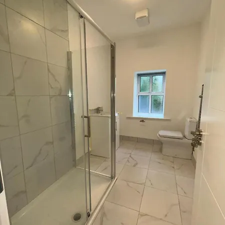 9 Bed, Sleeps 11 - Ideal For Workers 펜션 킬데어