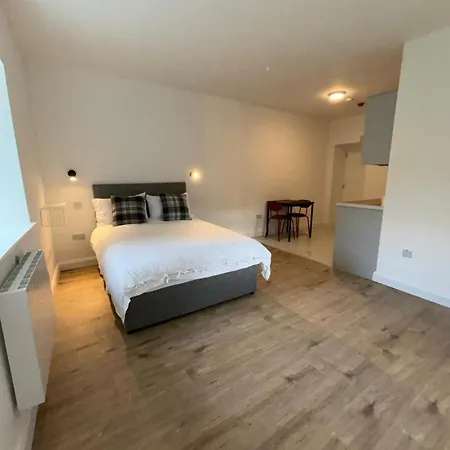 9 Bed, Sleeps 11 - Ideal For Workers 펜션 *