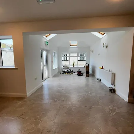9 Bed, Sleeps 11 - Ideal For Workers *