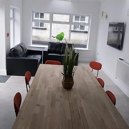 9 Bed, Sleeps 11 - Ideal For Workers * 킬데어