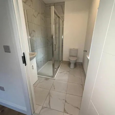 9 Bed, Sleeps 11 - Ideal For Workers